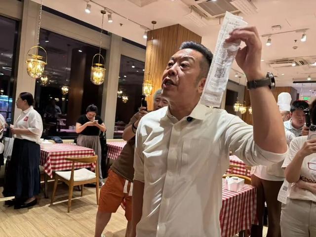 后一小时却说“恶心”明天起全国所有门店上线“罗永浩菜单”开元棋牌app西贝创始人：罗永浩方结账时攒了会员积分走(图1)